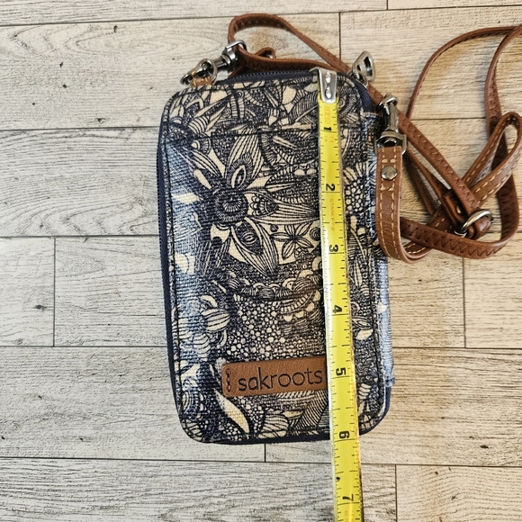 Sakroots Artist Circle Crossbody Phone case/Wallet Blue White Floral Mosaic - Picture 5 of 8